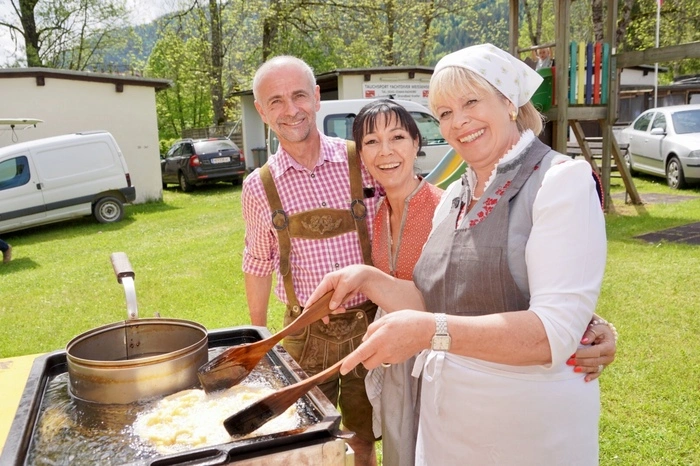 Die Gäste aus Villnöss in Südtirol verwöhnten die Gäste mit frisch gebackenen Straubn.