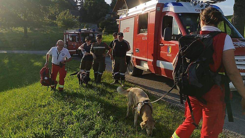50 Hundeführer der Österreichischen Rettungshundebrigade suchten nach der Vermissten