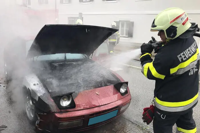 Die Feuerwehr sperrte die Straße und öffnete unter schwerem Atemschutz den Motorraum.