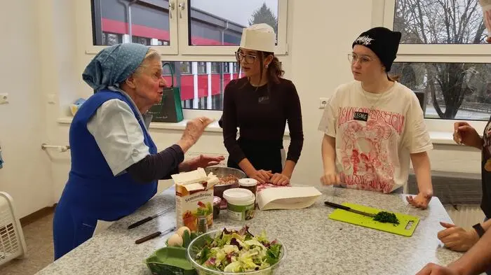 Schülerinnen und Schüler der MS Voitsberg kochten gemeinsam mit ihren Großeltern