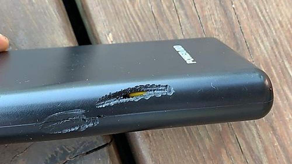 Deutliche Spuren hat die Kettensäge an diesem Handy-Ladegerät hinterlassen