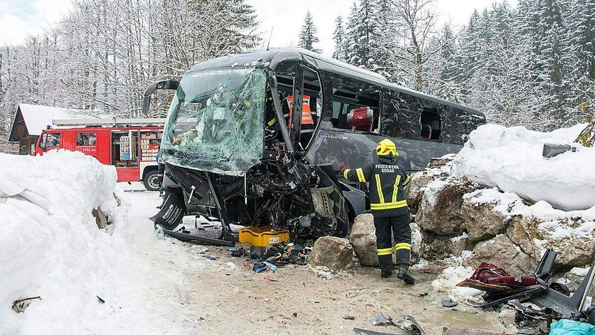 Der Bus soll gegen eine Steinmauer geprallt sein 