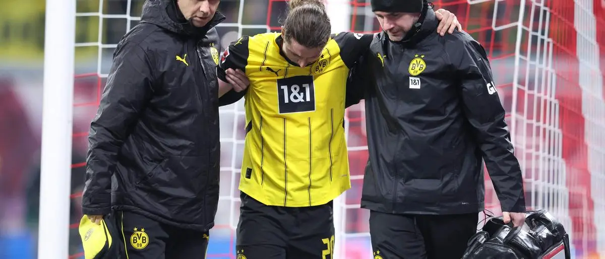 Dortmund's Austrian midfielder #20 Marcel Sabitzer leaves the pitch with an injury during the German first division Bundesliga football match between RB Leipzig and Borussia Dortmund in Leipzig, eastern Germany on March 15, 2025. (Photo by RONNY HARTMANN / AFP) / DFL REGULATIONS PROHIBIT ANY USE OF PHOTOGRAPHS AS IMAGE SEQUENCES AND/OR QUASI-VIDEO
