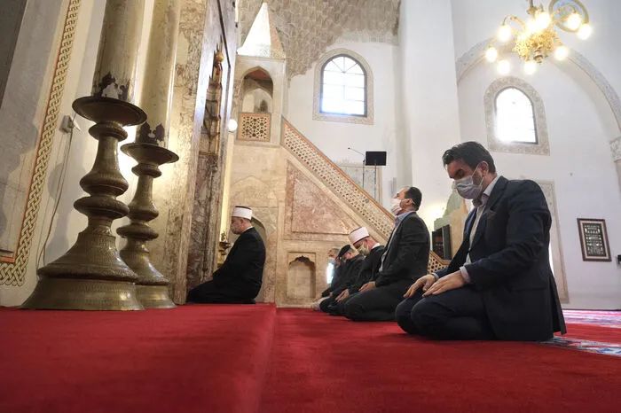 Geistliche nehmen an einem Gebet in einer Moschee in der bosnischen Hauptstadt Sarajevo teil. Aufgrund der Corona-Beschränkungen werden sie unter Ausschluss der Öffentlichkeit abgehalten. 
