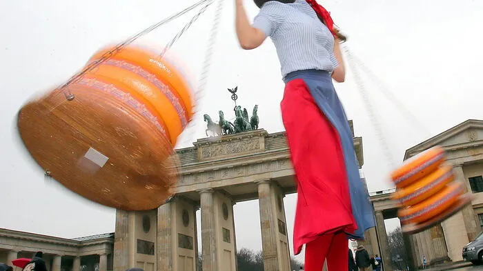 Grüne Woche in Berlin: 1800 Aussteller aus 71 Ländern (von Aserbaidschan über Kenia bis Vietnam und 2020 neu: Uganda, Togo, Dem. Rep. Kongo) treffen auf der weltgrößten Messe für Landwirtschaft, Ernährung und Gartenbau auf rund 400.000 Besucher.