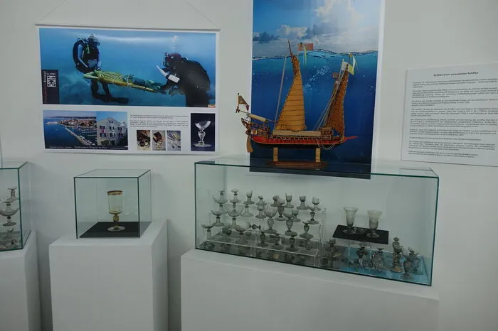 Zu sehen sind unter anderem auch diese besonderen Gläser, die das Regionalmuseum in Biograd zur Verfügung gestellt hat. Diese waren an Bord eines Schiffes, das im 17. Jahrhundert Luxuswaren von Venedig zu einem Palast in Istanbul bringen sollte und dabei gesunken ist.