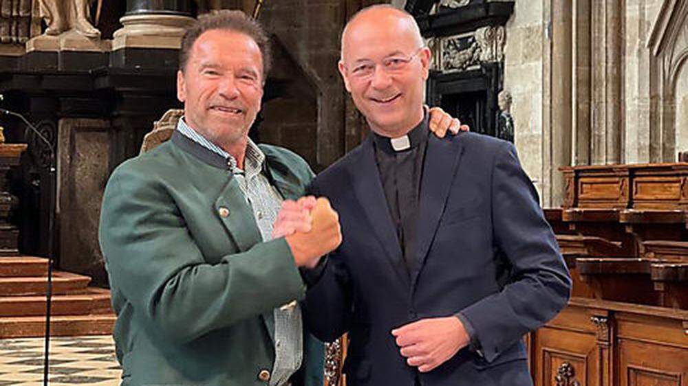 Arnold Schwarzenegger mit Dompfarrer Toni Faber