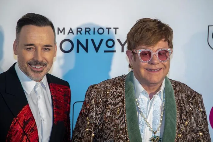 Elton John lädt ein, um Spenden für AIDS- und HIV-Erkrankte zu sammeln. Kommen darf, wer eine Einladung erhält und die Ticketpreise von bis zu 3500 Dollar (rund 3000 Euro) zahlen kann, weiß die "Gala": Elton John mit Ehemann David Furnish 