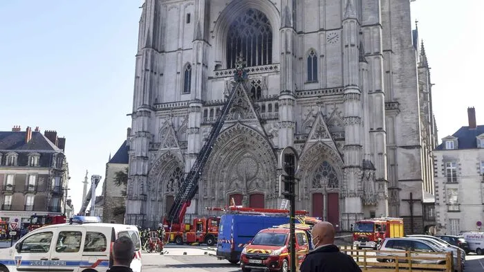 Mehr als 100 Einsatzkräfte kämpften gegen die Flammen in der Kathedrale.