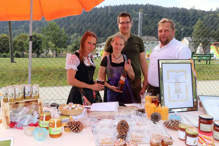 Am Honigstand von der Imkerei Raunig.