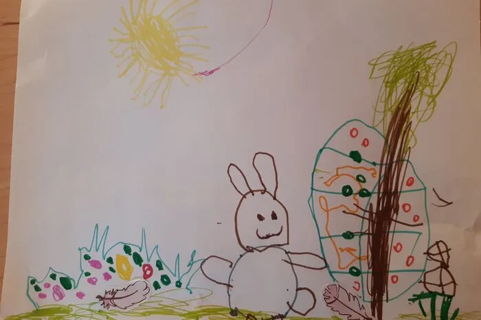 Das Osterfest rückt immer näher und der Osterhase arbeitet bereits auf Hochtouren. Damit er weiterhin so motiviert bei der Arbeit ist, hat die fünfjährige Klara Laireiter ein wunderschönes Bild von ihm beim Verstecken der Ostereier gezeichnet.