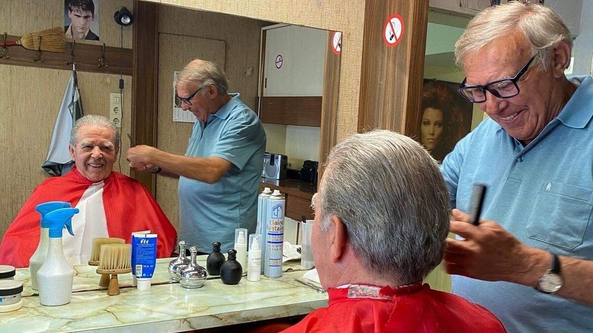 Josef Gradischnig mit seinem treuen Kunden Rudolf Wiedner. Es ist der letzte Schnitt im Feldbacher Friseursalon