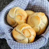 Die Zubereitung der Knopfsemmerl ist einfacher, als man glauben möchte.