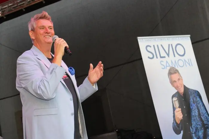 Bei sommerlichen Temperaturen und strahlend blauem Himmel nahm Silvio Samoni die Besucher mit auf eine musikalische Reise nach Italien und verbreitete mit romantischen und einfühlsamen Liedern Urlaubsstimmung pur.