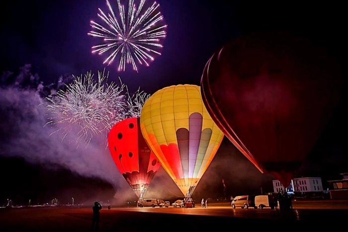 ... mit Feuer- und Pyroshow folgte ein glanzvolles Feuerwerk.