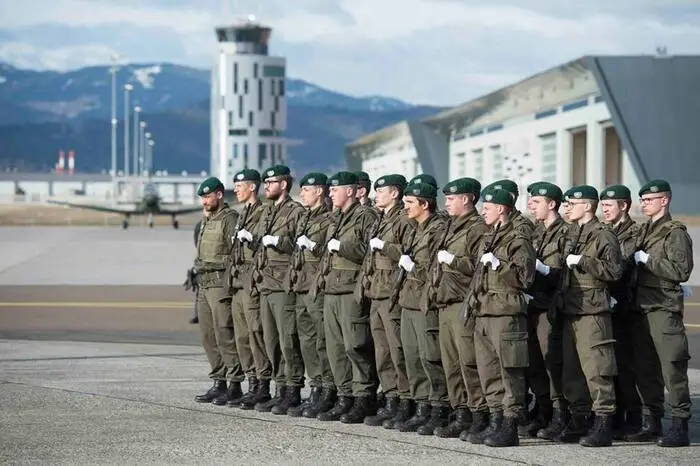 Der stellvertretende Kommandant vom Kommando Luftraumüberwachung, Oberst Franz Prasser, wies auf die wertvolle Dienstleistung der Rekruten als wichtigen Beitrag für die Sicherheit Österreichs und das Funktionieren des Gesamtsystems Bundesheer hin.