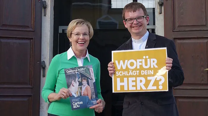Haussammlung in Köflach mit Eva Schmid und Pfarrer Johannes Baier   