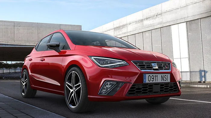 Der neue Seat Ibiza ist das erste Modell des Volkswagen-Konzerns, das auf der neuen Modularplattform MQB A0 basiert. Technisch ist also alles neu, während das Design mit einer Evolution auskommt.