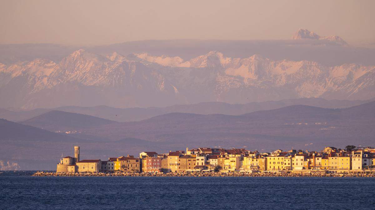 Freier Blick von Piran am Meer bis zum Triglav