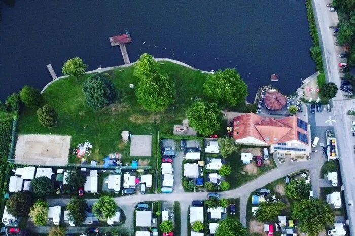 Der Campingplatz lädt zum Verweilen mit dem Wohnmobil ein