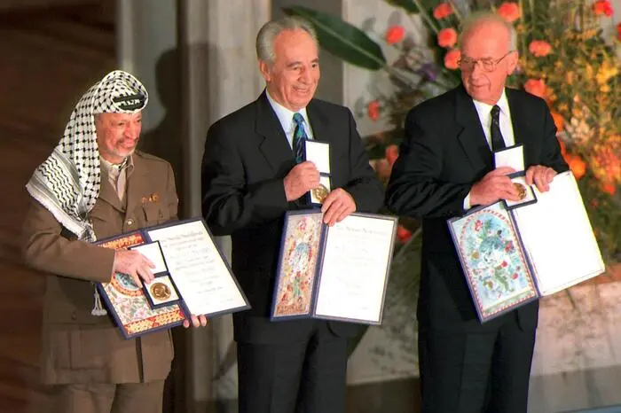 Ein Bild der Hoffnung, ein Bild der Geschichte: Der Ende September gestorbene israelische Altpräsident Shimon Peres bekam den Preis 1994 als Außenminister gemeinsam mit dem damaligen Ministerpräsidenten Yitzhak Rabin und dem Chef der Palästinensischen Befreiungsorganisation (PLO), Yasser Arafat, für ihre Bemühungen um ein Ende des Nahost-Konfliktes