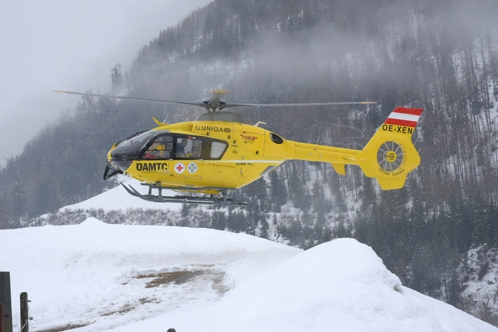 Um 11.55 Uhr kam es zum Unfall: Zwei Menschen stürzten aus einer Materialseilbahn, die zur Essener-Rostocker-Hütte am Großvenediger führt. Zwei sitzen noch fest. Heli "Christopherus 7" flog die beiden Geretteten aus.
