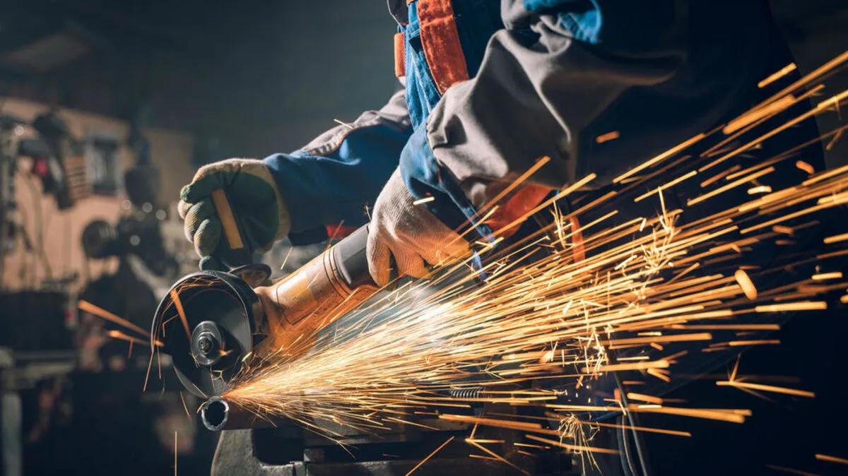 Symbolbild: Ein Arbeiter verletzte sich mit einem Winkelschleifer im Gesicht