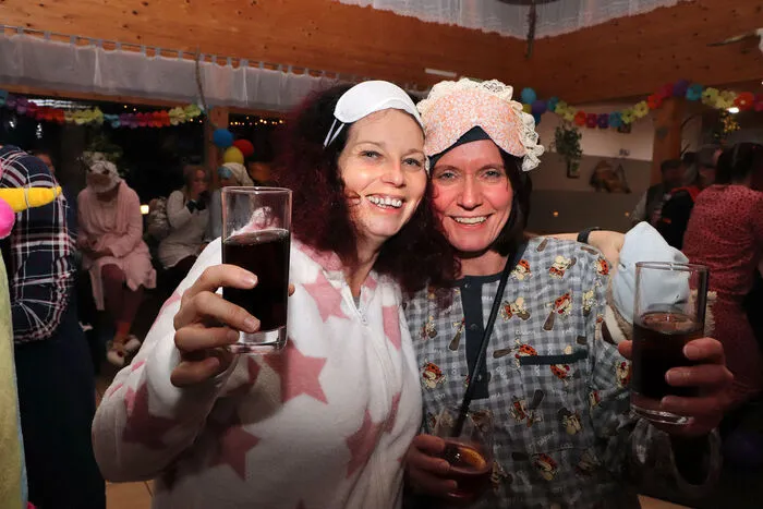 Hatten ihren Spaß bei der 1. Pyjama Party von Links: Angelika Egger und Marlies Eberhard.