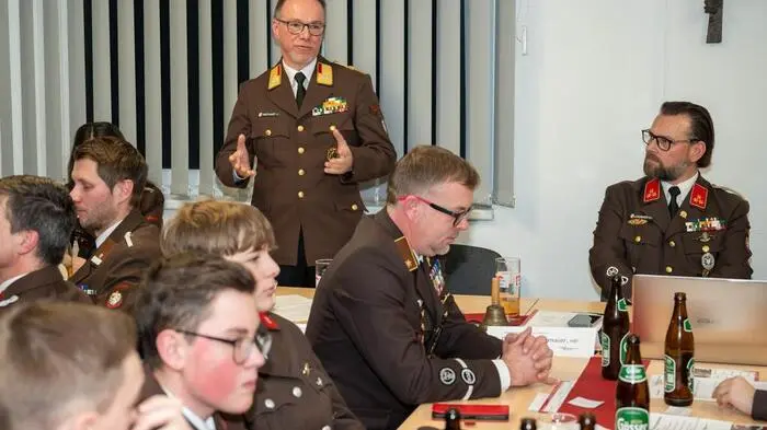 Kommandant Christian Lanzmaier und sein Stellvertreter Wolfgang Hirt zogen bei der jüngsten Wehrversammlung der Freiwilligen Feuerwehr Mautern Bilanz über ein herausforderndes Jahr 2023. 