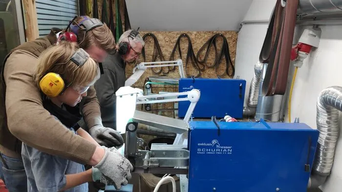 Selbsterfahrung: In speziellen Kursen kann manunter Anleitung des Chefs in der Werkstatt sein eigenes Messer produzieren