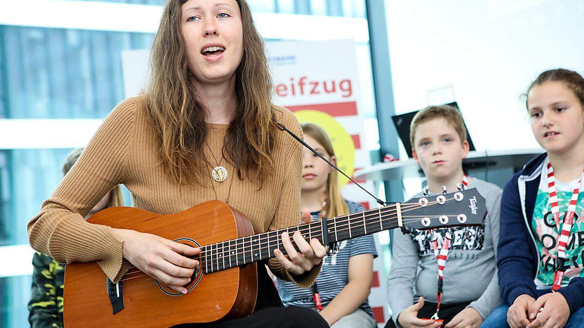 Grazerin &quot;Vida Noa&quot; spielte in der Redaktion spontan für eine Schülergruppe