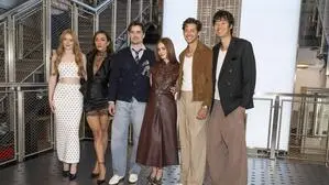 Der Cast von „Every Year After“: Abigail Cowen, Aurora Perrineau, Michael Bradway, Sadie Soverall, Matt Cornett und Joseph Chiu 