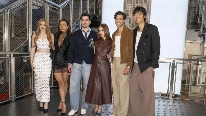 Der Cast von „Every Year After“: Abigail Cowen, Aurora Perrineau, Michael Bradway, Sadie Soverall, Matt Cornett und Joseph Chiu 
