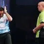 Michael van Gerwen (rechts) ist draußen, Gerwyn Price gefällt das nicht.