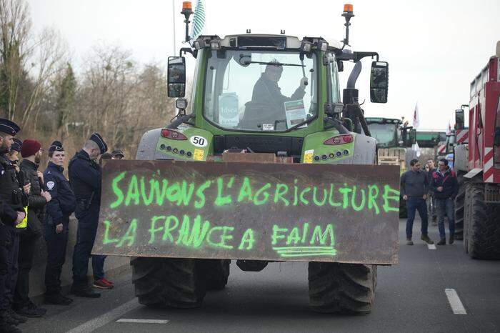 „Rettet die Landwirtschaft, Frankreich ist hungrig“: ein Traktor im Norden von Paris