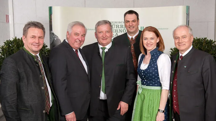 Landwirtschaftskammer Präsident Franz Titschenbacher, Landeshauptmann Hermann Schützenhöfer, Obmann Franz Labugger, Geschäftsführer Andreas Cretnik, Simone Schmiedtbauer und Agrarlandesrat Johann Seitinger bei der Prämierung am Donnerstagabend in der Kirschenhalle Hitzendorf.