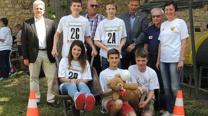 Die Gruppe der NMS Bad Radkersburg (Platz 17) mit Helmut Oberländer, Direktor Gerhard Götschl, Hermann Zoller, Peter Sinnitsch und Lehrerin Waltraud Klanfa