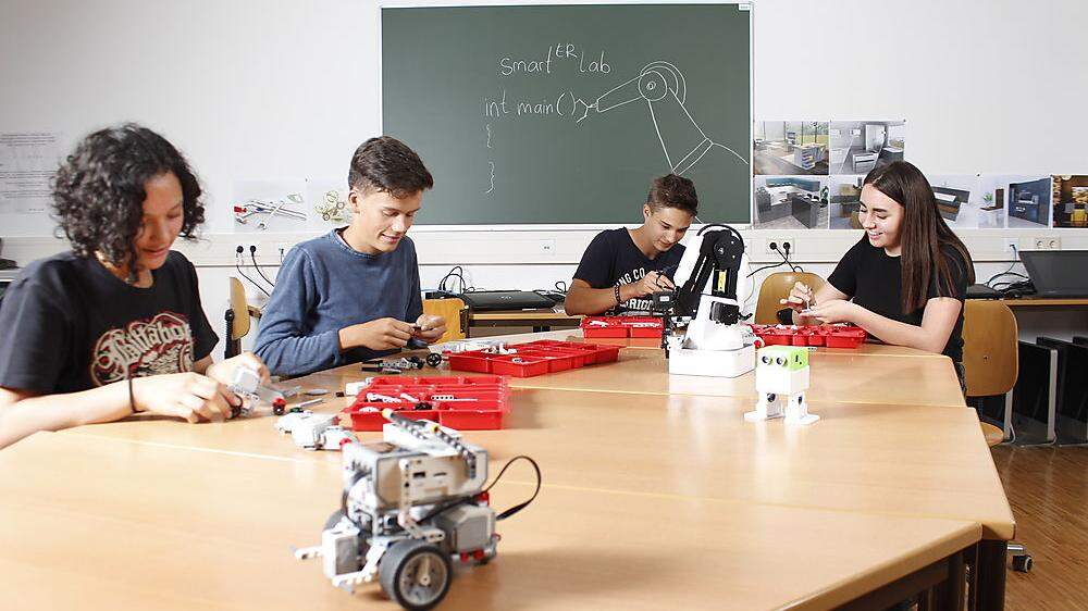 Schüler der ersten Klasse „Robotik und Smart Engineering“ in Ferlach beim Zusammenbau eines autonomen Roboters mit Lego Mindstorms EV3