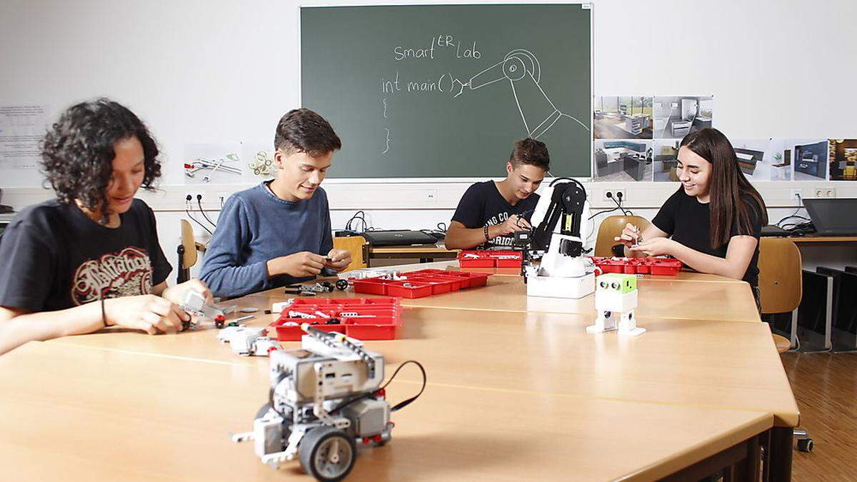 Schüler der ersten Klasse „Robotik und Smart Engineering“ in Ferlach beim Zusammenbau eines autonomen Roboters mit Lego Mindstorms EV3