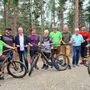 Junge Mountainbiker mit (von rechts): Streckenbauer Manuel Gruber, MTB-Koordinator Markus Pekoll, Bgm. Hannes Dolleschall, LAbg. Bruno Aschenbrenner, Bgm. Erwin Hinterdorfer, LAbg. Wolfgang Moitzi, Askö-Präsident Gerhard Widmann, Thomas Kolland von der Stadtgemeinde Judenburg 