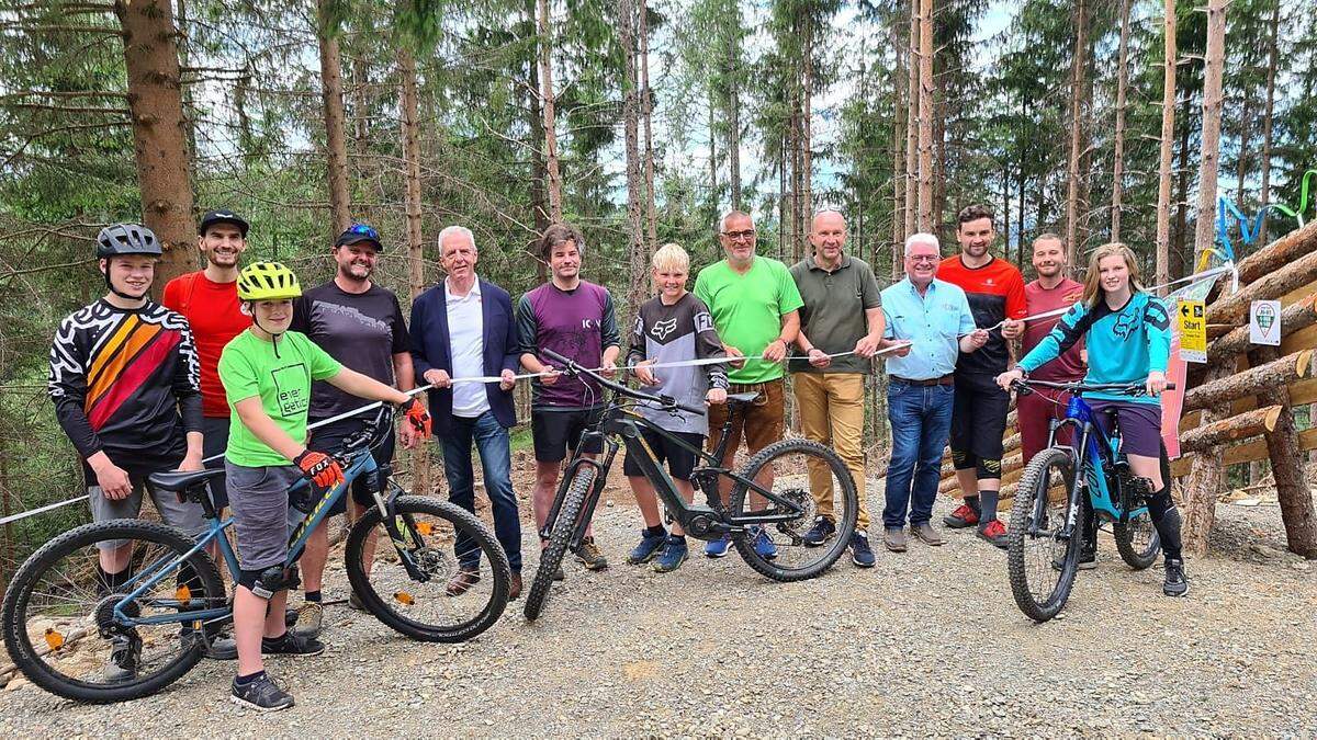 Junge Mountainbiker mit (von rechts): Streckenbauer Manuel Gruber, MTB-Koordinator Markus Pekoll, Bgm. Hannes Dolleschall, LAbg. Bruno Aschenbrenner, Bgm. Erwin Hinterdorfer, LAbg. Wolfgang Moitzi, Askö-Präsident Gerhard Widmann, Thomas Kolland von der Stadtgemeinde Judenburg 