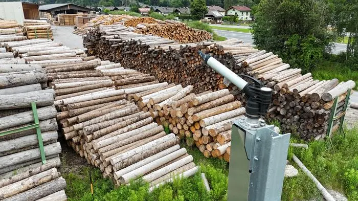 Wasser aus solchen Beregnerköpfen hält das gelagerte Holz nass