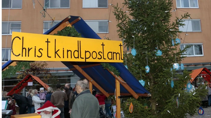 Freuen konnten sich die vielen Besucher des Bärnbacher Adventmarktes auf dem Teleparkplatz: Das Christkind hatte ein eigenes Postamt eingereichtet, wo Kinder ihre Wünsche versenden.