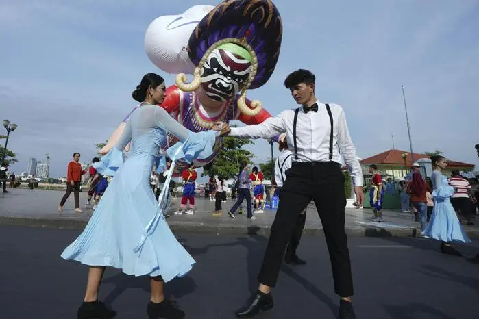 hnom Penh, Kambodscha: Tänzer treten vor dem Königspalast auf