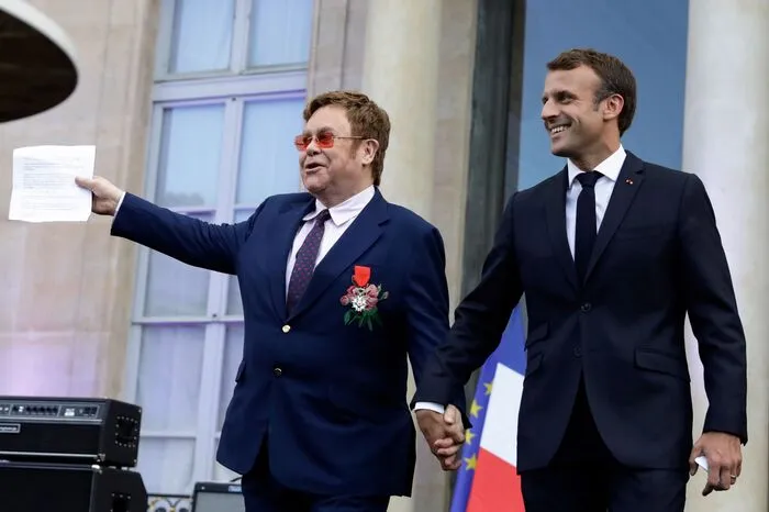 Frankreichs Staatschef Emmanuel Macron verlieh dem 72-Jährigen die höchste Auszeichnung des Landes am Freitag im Elysée-Palast.