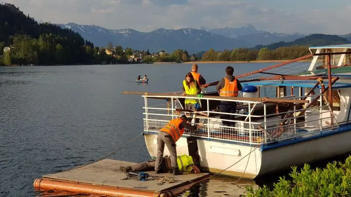 Um 7.30 Uhr begann am Montag das Projekt, die "MS Villach" aus dem Ossiacher See zu holen
