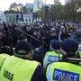 Die Polizei nahm bei der Demo in London am Samstag fast 100 Menschen fest