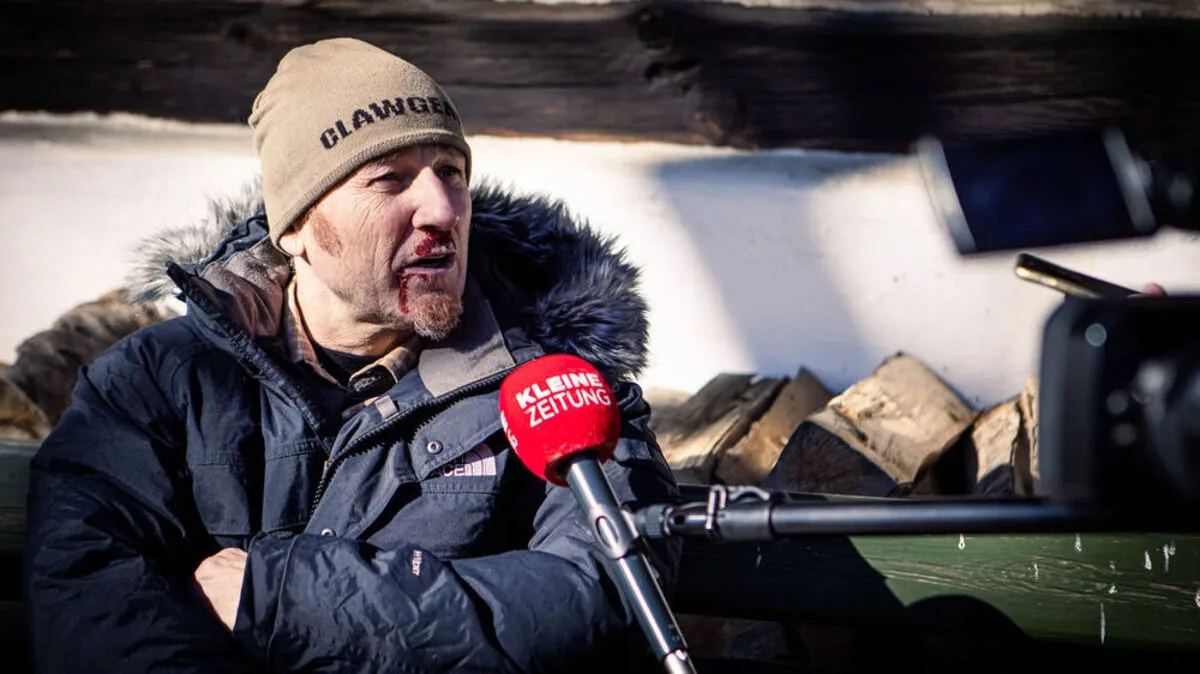 Roland Düringer hat noch "Blut" vom Drehen im Gesicht