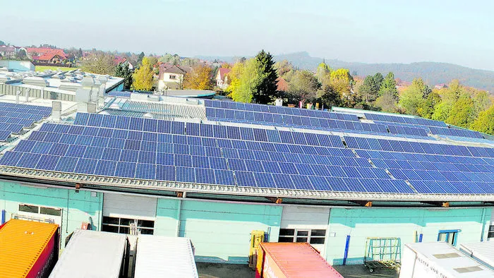 Der Weg in die Energiezukunft ist grün. Mit modernen Photovoltaik-Anlagen sind Sie unabhängig von fossiler Energie
