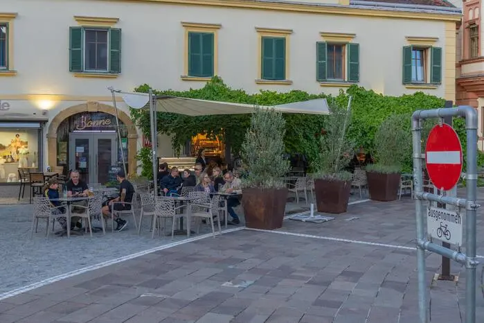 Das Stattfinden des Konzerts wurde von den umliegenden Restaurantbesuchern zur Kenntnis genommen.